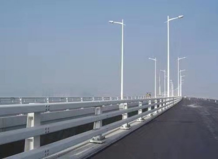 聊城開發區東昌東路防撞護欄
